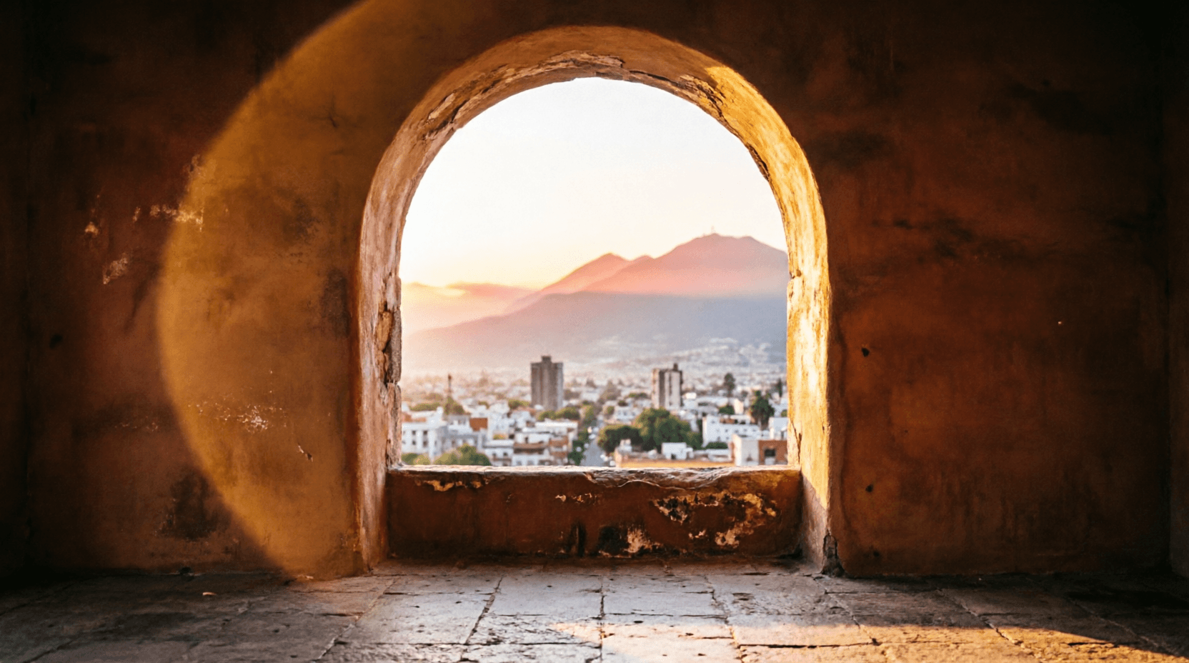 Ventana arqueada abierta hacia el horizonte de México